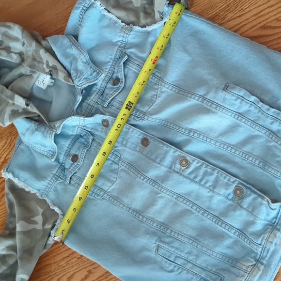 Sew In Love Distressed Frayed Denim and Camo Button Down Jacket Size Women's S - Picture 9 of 11